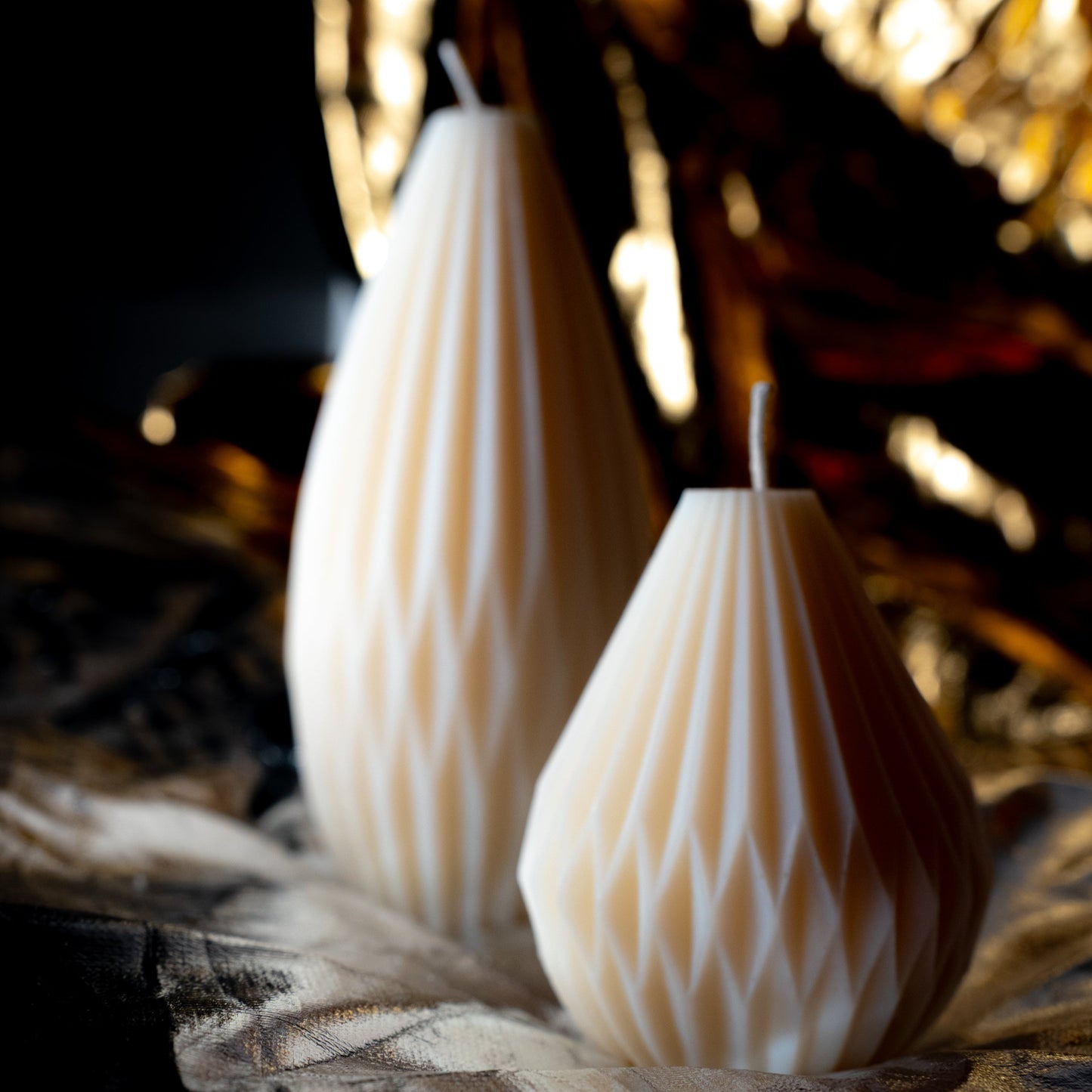 Lichtprisma Klein – gedrehte Designkerze aus Olivenwachs