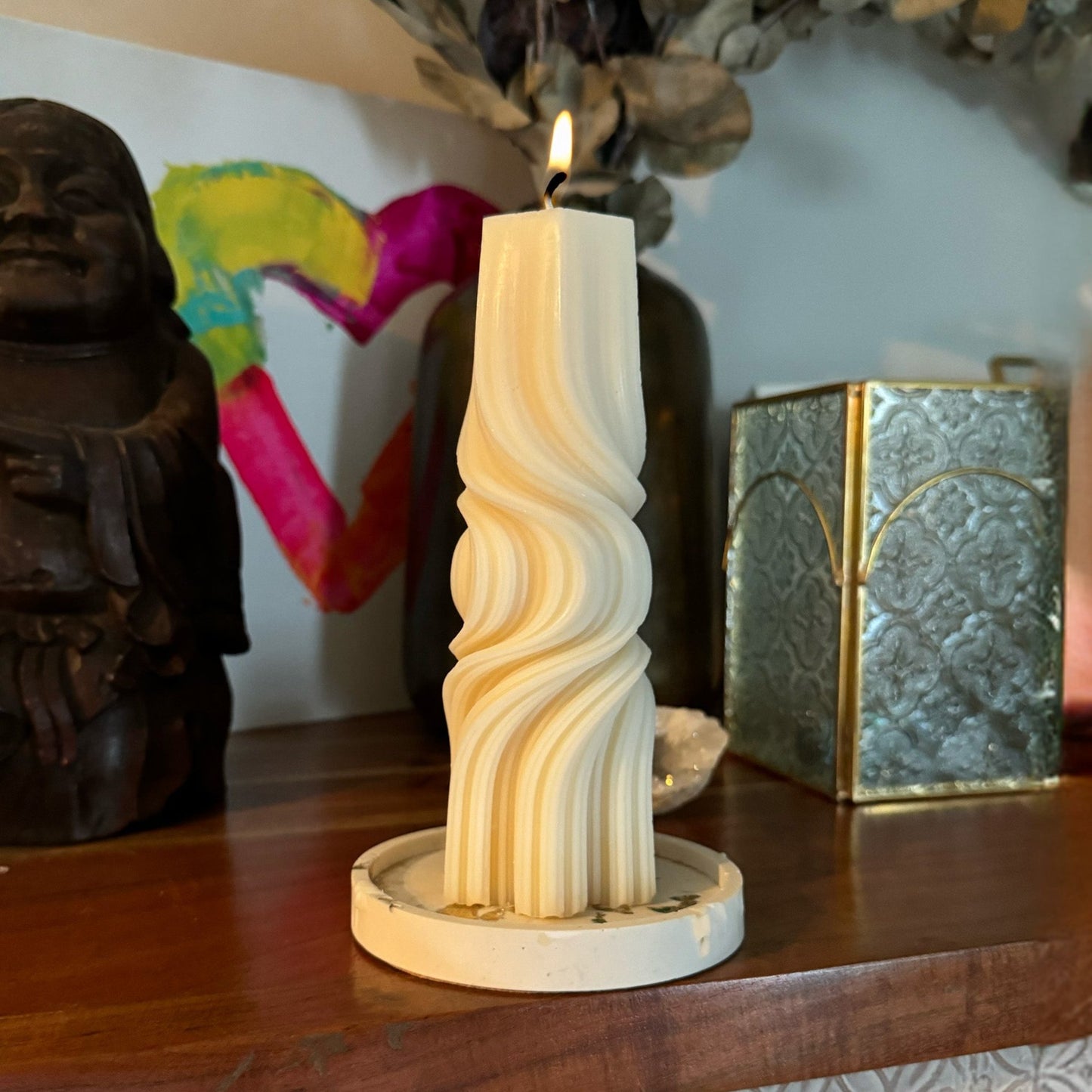 Lichtwirbel – Handgemachte Säulenkerze aus nachhaltigem Olivenwachs