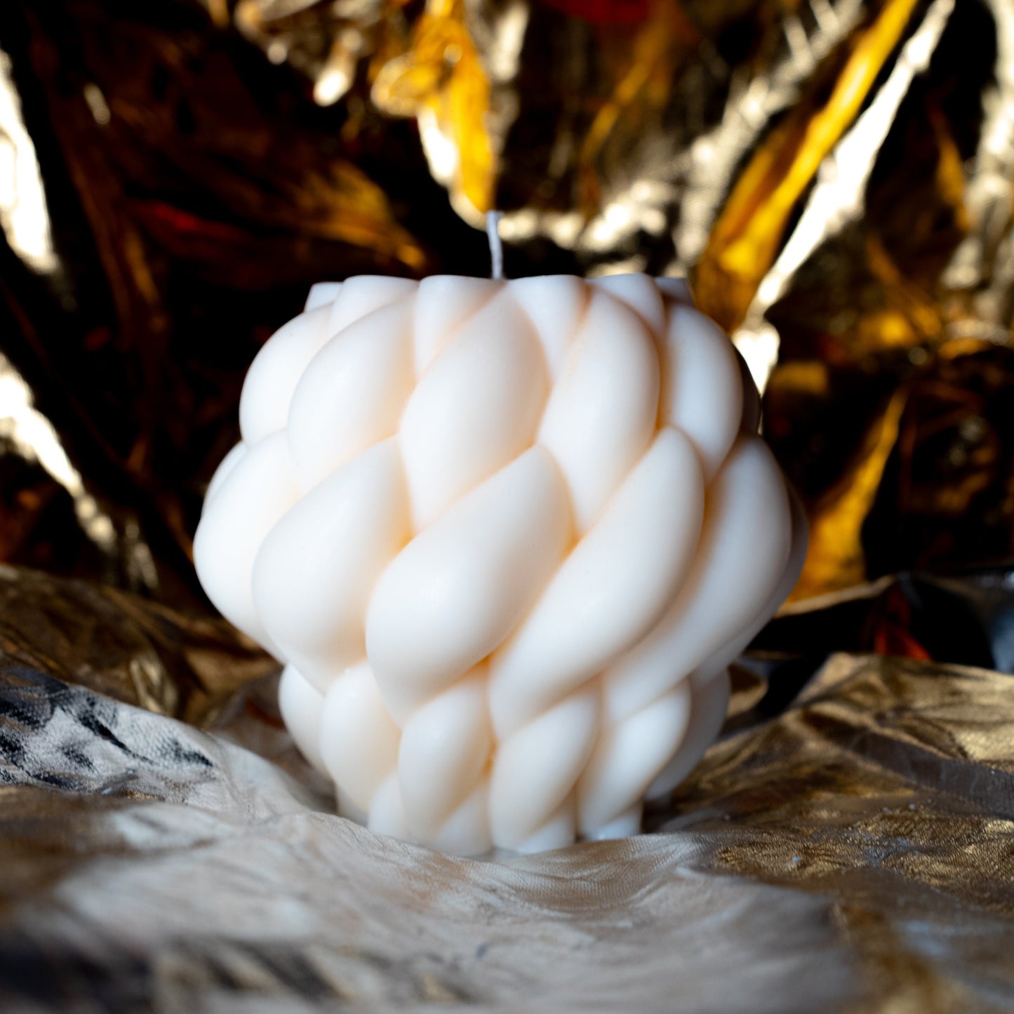 Wolkentanz – Zarte Kerze mit Wellen aus Olivenwachs